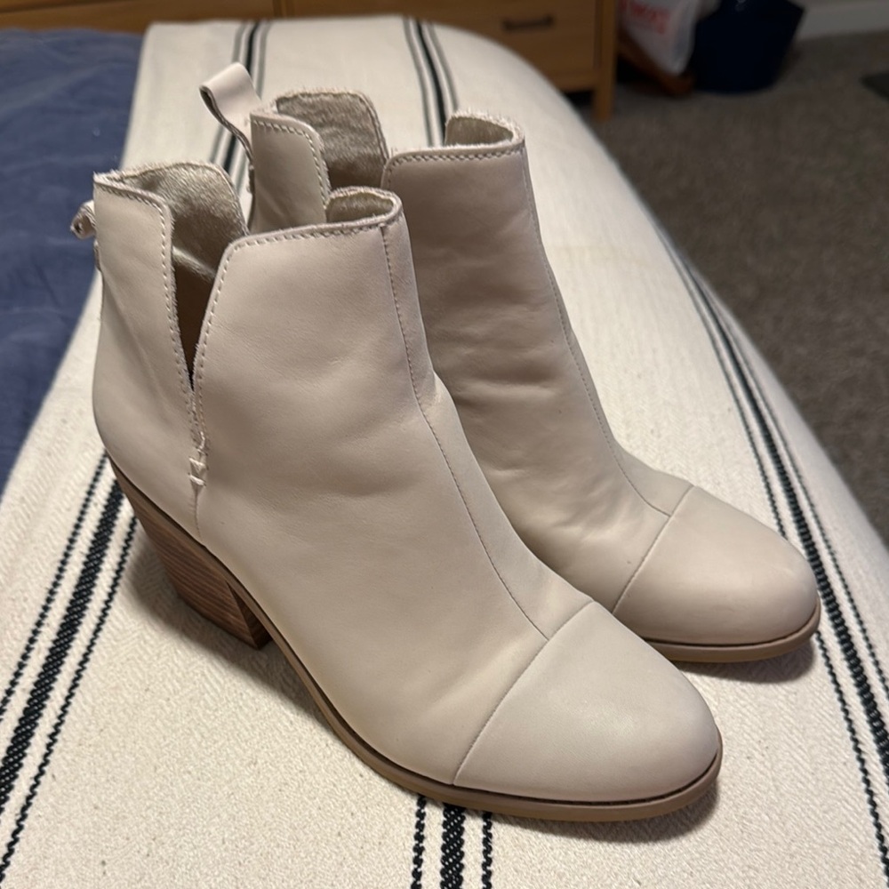 Elegant cream Ankle Boots